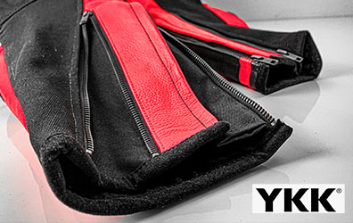 Auch inklusive ist ein zweiter Reißverschluss an der Wade. So kann man selbst entscheiden, ob die Lederkombi über oder in die Stiefel soll.