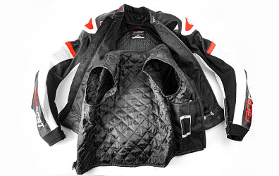 Zweiteiler haben ein Austauschbares Innenfutter. Bei bedarf kann es gegen die Kälte im Winter schützen oder Im Sommer den Schweiß auffangen.