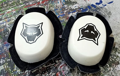 Zu jeder Lederkombi sind unsere Knie- und Ellenbogenschleifer in jeder Wunschfarbe inklusive. Ebenfalls können die Knieschleifer individuell gestaltet werden.