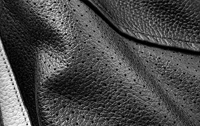 An jeder Wunschstelle kann eine Perforation vorgenommen werden. Hier ist es gleich, ob wir das gesamte Leder oder nur eine einzelne Stelle perforieren.