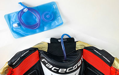 Bei Interesse kann ein Trinksystem mit verbaut werden. Dieser Sitzt im Höcker, kann schnell eingesetzt werden und verfügt über 2 Liter Kapazität.