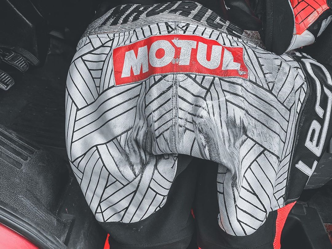 Racecoat Lederkombi nach 70 km/h Crash - Rindsleder Kombi schützt Fahrer